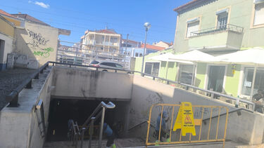 Idosa cai inconsciente em escadaria na Moita. Elevadores estão avariados há mais de dois anos