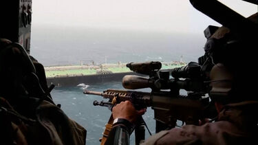 Fuzileiros navais dos EUA realizam abordagem de verificação ao navio-tanque Wen Yao no Golfo de Omã