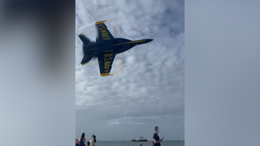 Imagens mostram caça militar a sobrevoar praia a baixa altitude nos EUA