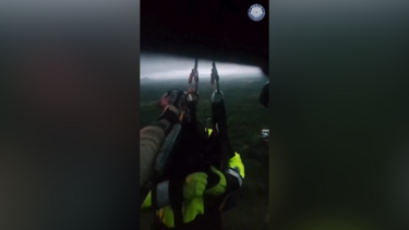 Equipas de emergência resgatam pessoas presas em carros submersos durante cheias no Texas  