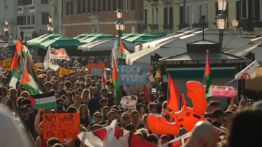Manifestantes enfrentam polícia em Veneza durante protesto contra megaiate de embaixador dos EUA