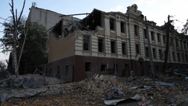 Imagens revelam rastro de destruição em Kiev provocado por ataque russo  