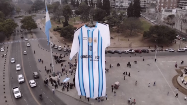 “Obrigado, Leo”: cidade natal de Messi presta homenagem com camisola gigante antes da final do Mundial