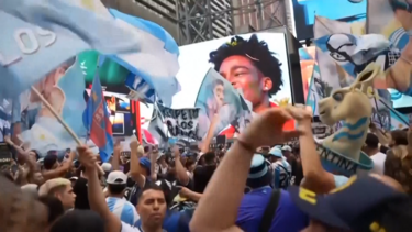 Adeptos argentinos tomam conta de Times Square na véspera da final do Mundial  