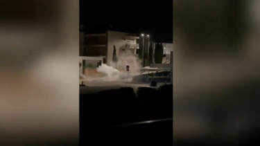 O momento em que assaltantes se colocam em fuga depois de fazerem explodir caixa multibanco em supermercado em Coimbra 