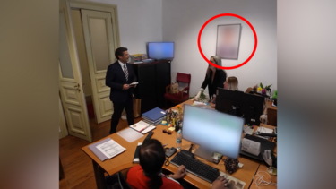 André Ventura apaga digitalmente fotos com o seu rosto penduradas nos gabinetes do Chega no Parlamento