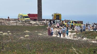 Força Aérea e bombeiros resgatam quatro amigos presos em praia