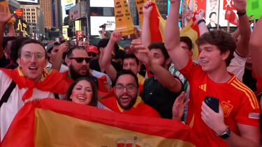 "Fiesta roja" em Times Square para celebrar vitória da Espanha no Mundial de Futebol