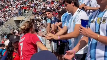 Mulher com camisola da Seleção Nacional enfrenta adeptos argentinos que a provocavam durante final do Mundial 2026
