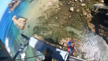 Imagens captadas a partir do helicóptero da Força Aérea mostram resgate de homem que caiu de falésia na Zambujeira do Mar