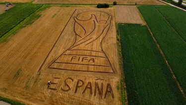 Artista italiano usa trator para fazer desenho gigante do troféu do Mundial e celebrar a vitória espanhola