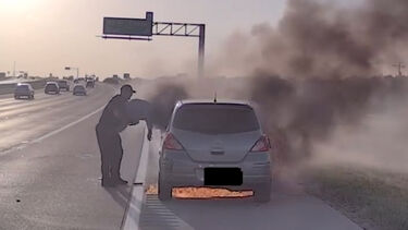 O momento em que polícia salva condutor de carro em chamas no Texas