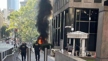 Homem detido após ataque com dispositivo incendiário perto de instalações federais em Nova Iorque