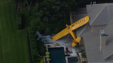 Avião de pequeno porte aterra em cima de casa no Texas