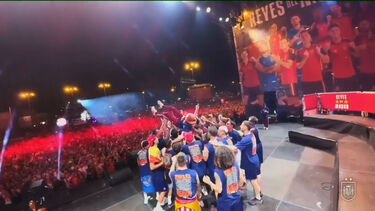 O melhor da grande "fiesta" dos campeões do Mundo nas ruas de Madrid em menos de um minuto