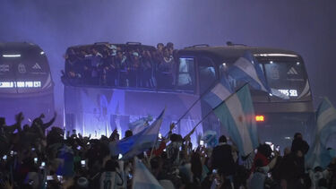 Seleção da Argentina recebida em festa em Buenos Aires após derrota na final do Mundial 