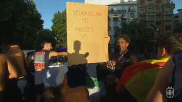 "Luta do Ano: Paredes vs Gavi": Lamine Yamal entusiasma-se com cartaz durante festejos nas ruas de Madrid