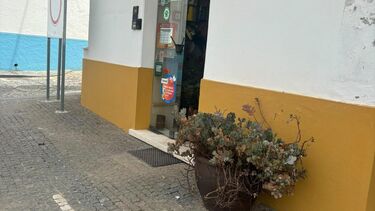 Assaltantes partiram vidro com a grelha da sarjeta