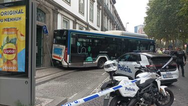 Autocarro sem condutor embate contra edifício no Porto