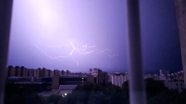 Trovoada ilumina o céu na costa da Croácia