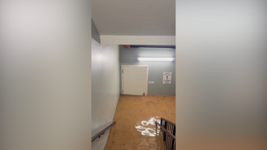 Imagens mostram o interior de edifícios inundados pelas cheias nos EUA