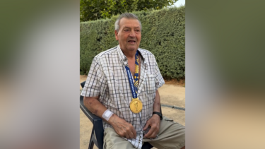 “Missão cumprida”: Pedro Porro cumpre promessa e entrega medalha do Mundial ao avô