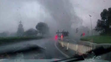 Imagens mostram o momento em que tornado atira carro pelo ar na China