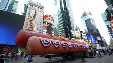 Escultura gigante de cachorro-quente regressa à Times Square para celebrar os 250 anos dos EUA