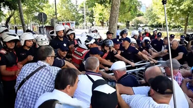 Canhões de água e gás-pimenta usados para dispersar protesto junto ao parlamento da Albânia