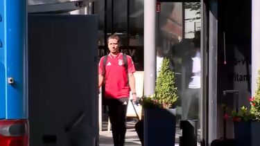 Jogadores do Benfica saem de hotel na Suíça rumo a Portugal após derrota contra o St. Gallen