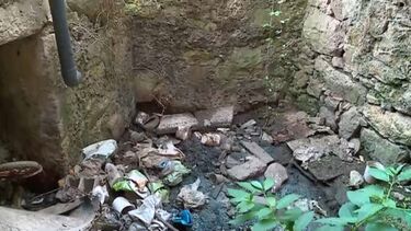 Esgoto a céu aberto em casa devoluta provoca inundações em habitação em Vila Nova de Gaia