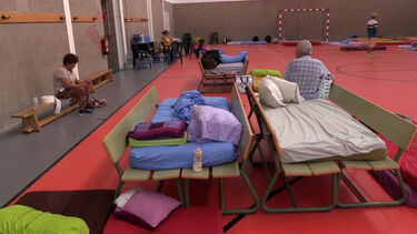 Escola transformada em centro de acolhimento para receber moradores de zonas afetadas pelo fogo na região de Madrid 