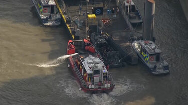 Barco da polícia choca contra ponte em Londres e lança agentes ao rio Tamisa