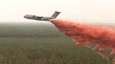 Avião militar lança retardante para travar incêndios em França