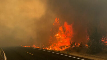 Incêndio ameaça cidade no Oregon enquanto sobe para quatro o número de bombeiros mortos no Colorado