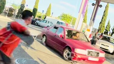 Imagens mostram funcionários de gasolineira a tentar travar fuga de casal que abasteceu sem pagar