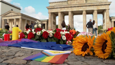 Flores, bandeiras e velas para recordar vítimas de ataque a marcha LGBTQIA+ em Berlim