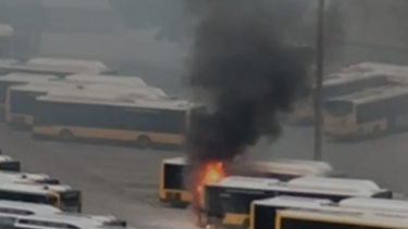 Incêndio consome autocarro da Carris em parque de estacionamento em Miraflores