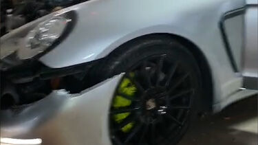 Vídeo mostra destroços no local onde porsche se despistou e embateu contra três carros em Cascais