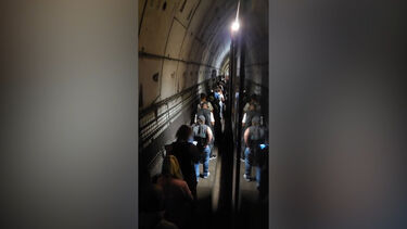 Vídeo mostra centenas de passageiros a serem retirados de metro em Chelas após homem andar na linha