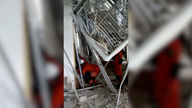 Novas imagens mostram destruição no interior de centro comercial que colapsou no Japão