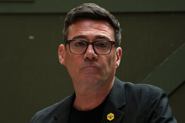 Andy Burnham afasta aliados de Starmer durante remodelação governamental