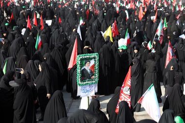 Milhares no arranque das cerimónias fúnebres do antigo líder supremo Ali Khamenei