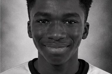 Hugo Bartolomeu, de 16 anos, com a camisola do Paio Pires FC, onde já foi atleta 