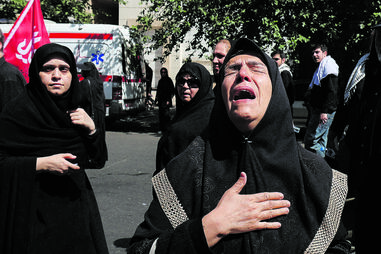 Mulher chora a morte de Ali Khamenei 