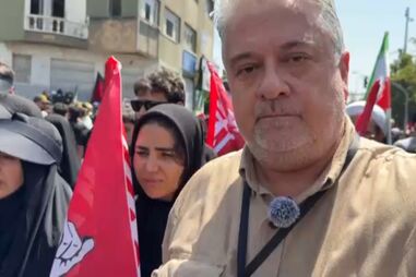 Multidões saem à rua para homenagear Ali Khamenei durante cerimónias fúnebres do antigo líder supremo do Irão