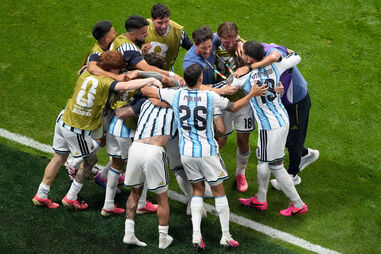 Os jogadores argentinos comemoram depois de Enzo Fernández (24) ter marcado o terceiro golo da sua equipa durante o jogo das oitavas de final do Campeonato do Mundo de futebol entre a Argentina e o Egito, em Atlanta, na terça-feira, 7 de julho de 2026