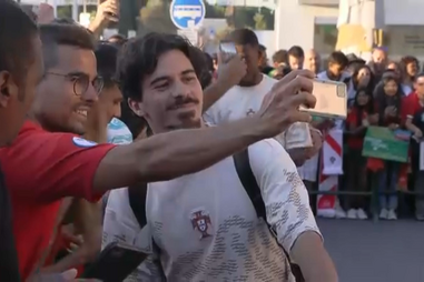 Autógrafos e 'selfies': Seleção Nacional recebida por fãs no aeroporto de Lisboa
