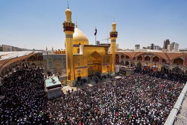 Multidão homenageia Ali Khamenei nas cidades santas xiitas de Najaf e Kerbala