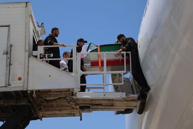 O caixão do antigo líder supremo, Ali Khamenei, já regressou ao Irão